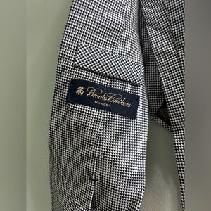 Brooks brothers silk and cotton blue and white houndstooth tie